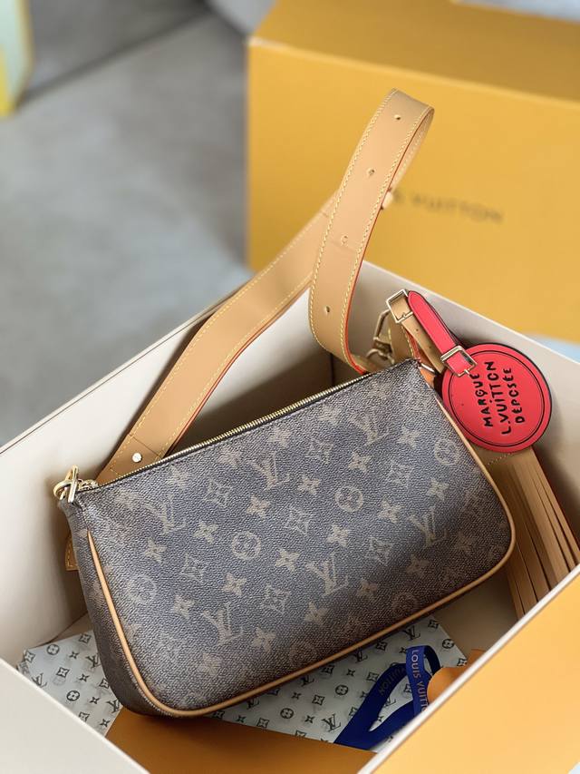 顶级原单 M11623 本款 Pochette Accessoire Xl 手袋以 Monogram Dust 帆布呈现历经时间洗礼的 Monogram 图案，