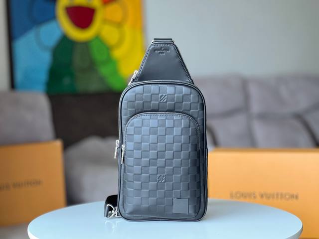 原单 Avenue 单肩包 N45303 克色 棋盘格压花 本款 Avenue 单肩包于 Damier Infini 皮革表面压印经典棋盘格纹，可在不影响柔软质