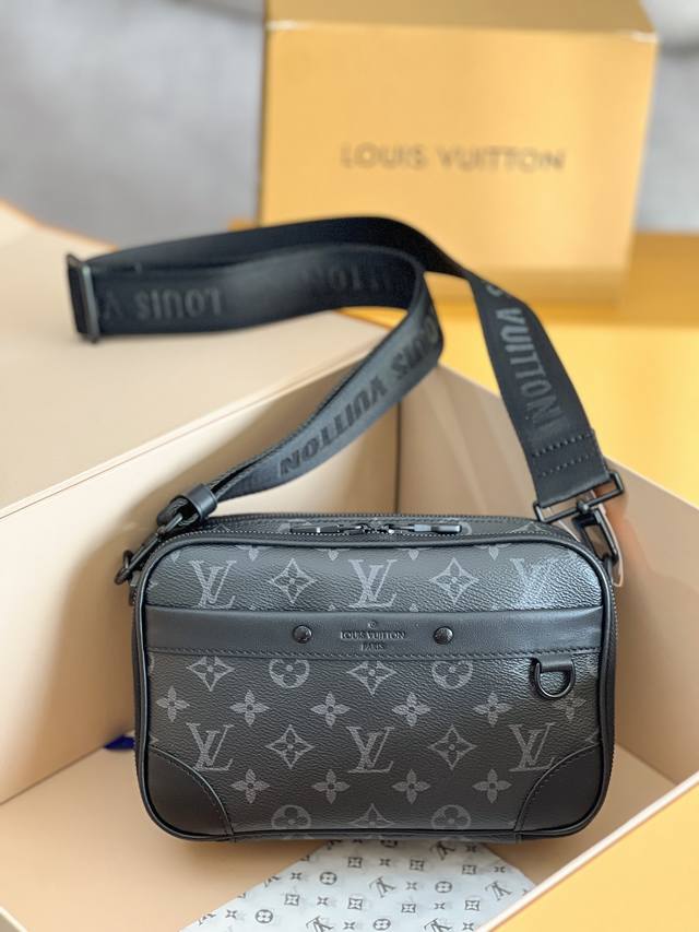 大号出货原单五金型号：M46955黑花邮差包本款 Alpha 邮差包取材 Monogram Eclipse 帆布，以摩登笔触演绎玲珑构型。拉链隔层确保物品安全无