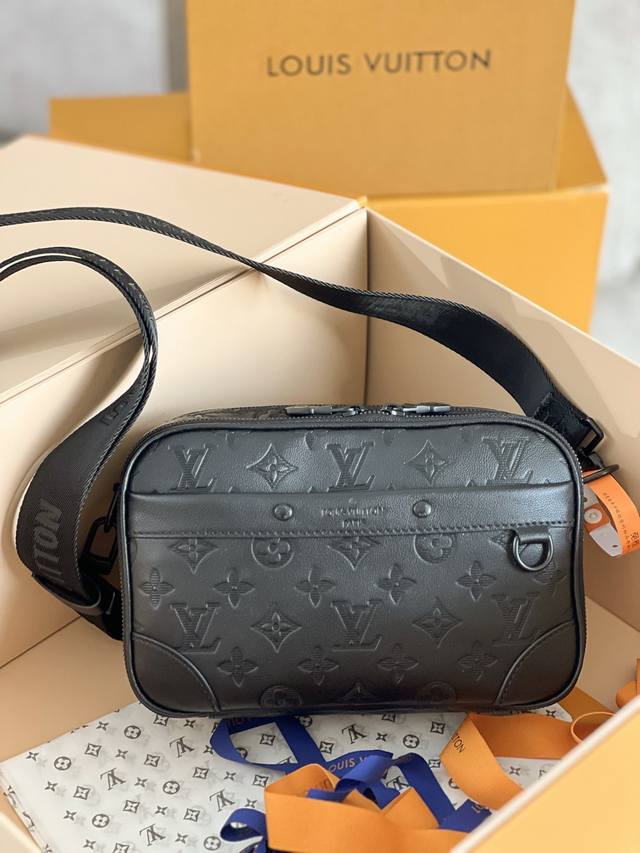 大号出货原单五金型号:M46955压花邮差包本款 Alpha 邮差包取材 Monogram Eclipse 帆布,以摩登笔触演绎玲珑构型。拉链隔层确保物品安全无 大号出货原单五金型号:M46955压花邮差包本款 Alpha 邮差包取材 Monogram Eclipse 帆布,以摩登笔触演绎玲珑构型。拉链隔层确保物品安全无