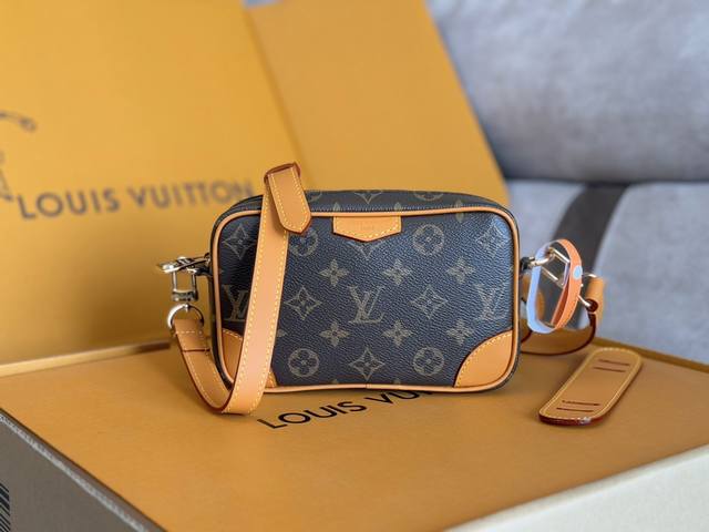 原单品质变码芯片型号：M14058老花男女通过相机包TrocadéRo 迷你手袋采用 Monogram 帆布材质、复古牛皮革镶边及加固前包角，向路易威登的传奇历
