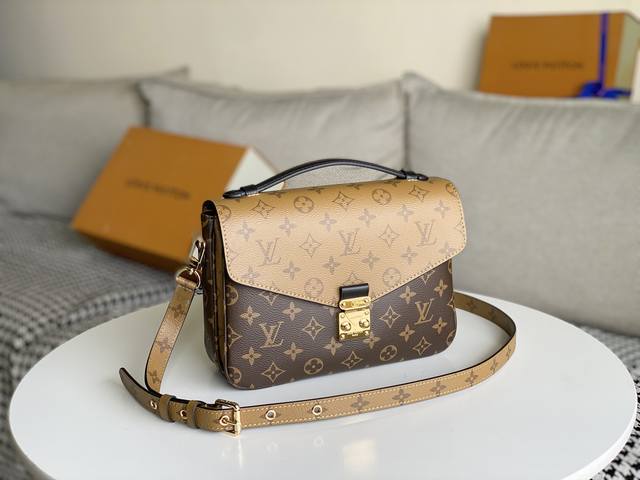 对版开发细节完美原单五金 Pochette MéTis 手袋 M44876 41465 标志性的 Monogram Reverse 帆布使此款新潮的 Poche