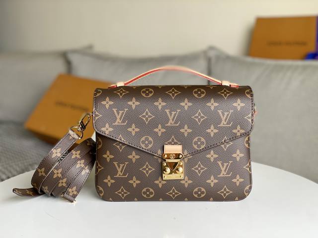 对版开发原单品质 Pochette Metis 手袋 M40780 44875 老花 Pochette MéTis 手袋小巧的造型散发出优雅的气息。采用柔软的