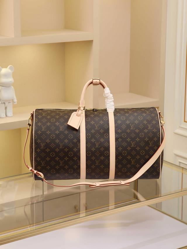 顶级原单变码芯片版 M41414 老花大号 容量宽敞，使用灵活。经久耐用，安全可靠。时尚风格，成熟稳重。采用安全的双拉链和挂锁，因此特别适于商务或娱乐之用。尺寸