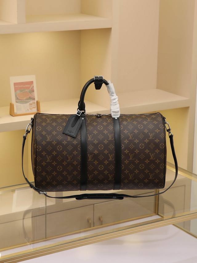 顶级原单变码芯片版 M56713 老花黑皮 容量宽敞，使用灵活。经久耐用，安全可靠。时尚风格，成熟稳重。采用安全的双拉链和挂锁，因此特别适于商务或娱乐之用。尺寸