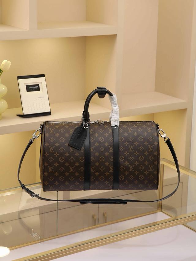 顶级原单变码芯片版 M56711 老花黑皮 容量宽敞，使用灵活。经久耐用，安全可靠。时尚风格，成熟稳重。采用安全的双拉链和挂锁，因此特别适于商务或娱乐之用。尺寸