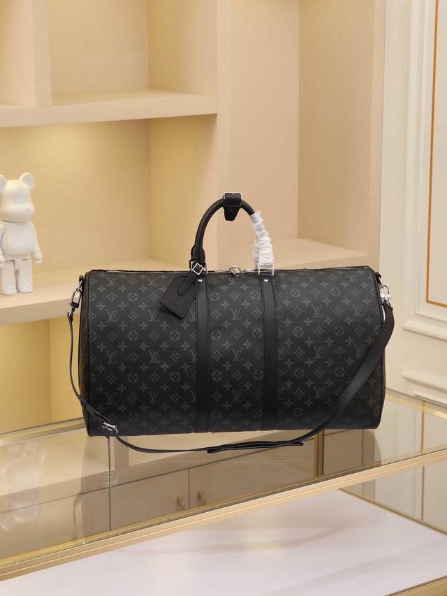 顶级原单变码芯片版 M40605大号 黑花 容量宽敞，使用灵活。经久耐用，安全可靠。时尚风格，成熟稳重。采用安全的双拉链和挂锁，因此特别适于商务或娱乐之用。尺寸