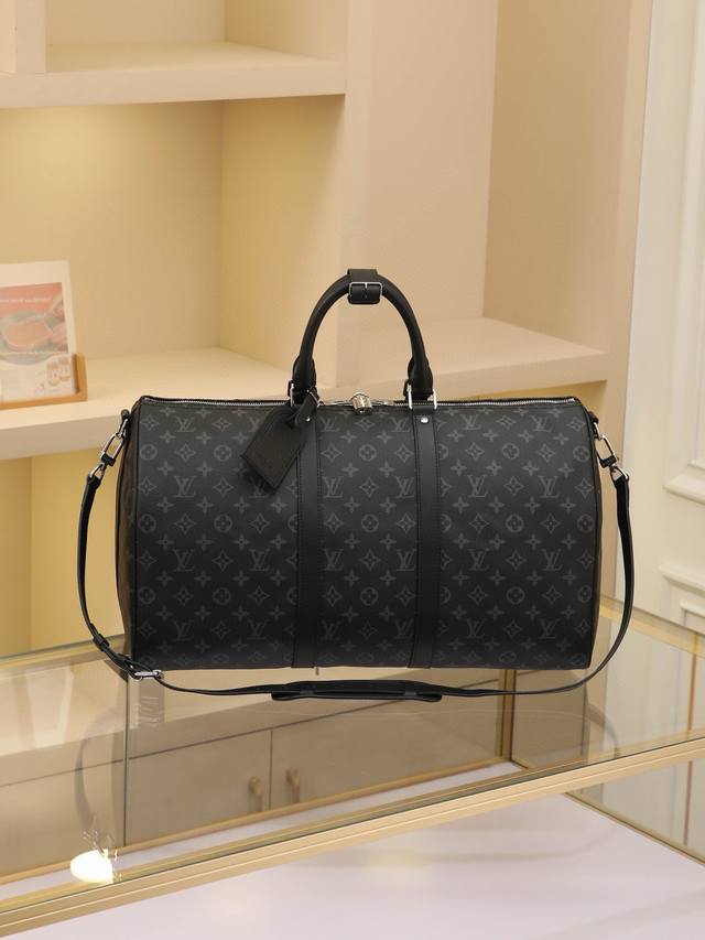 顶级原单变码芯片版 M40604中号 黑花 容量宽敞，使用灵活。经久耐用，安全可靠。时尚风格，成熟稳重。采用安全的双拉链和挂锁，因此特别适于商务或娱乐之用。尺寸