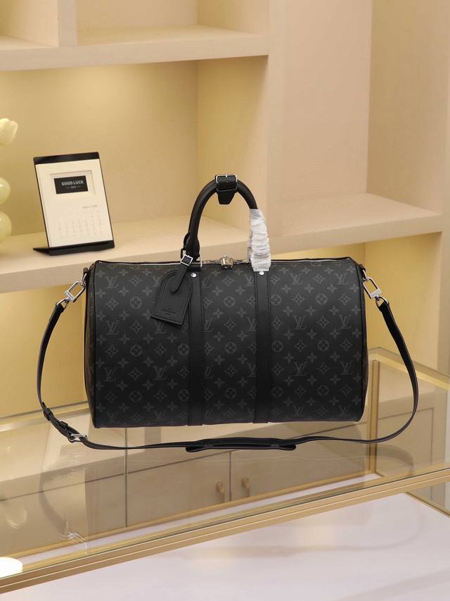 顶级原单变码芯片版 M40569小号 黑花 容量宽敞，使用灵活。经久耐用，安全可靠。时尚风格，成熟稳重。采用安全的双拉链和挂锁，因此特别适于商务或娱乐之用。尺寸