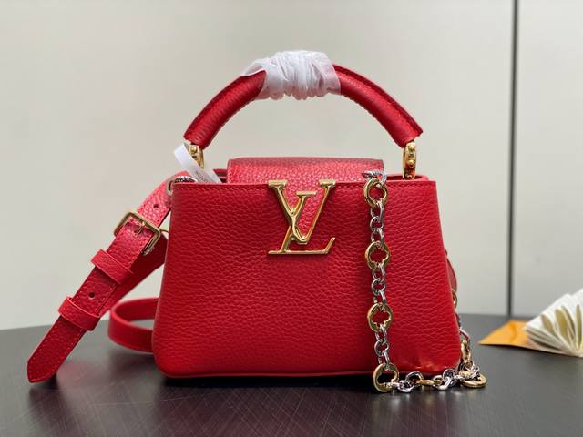 原单精品 M12936红色 链条全皮Cap那英款 Capucines 迷你手袋 本款 Capucines 中号手袋出自 Chain On You 系列，以 Ta
