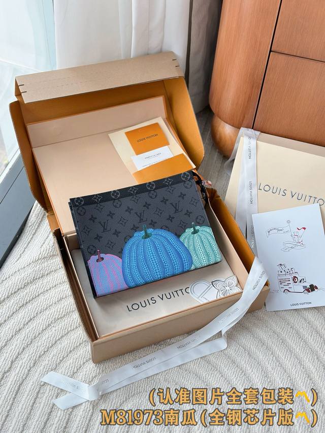 M81973 南瓜 A级全钢 个性化定制！变码芯片、L Pochette Voyage 中号手袋、外观灵感来自这位著名的日本艺术家我标志性南瓜。帆布裁制而成，此