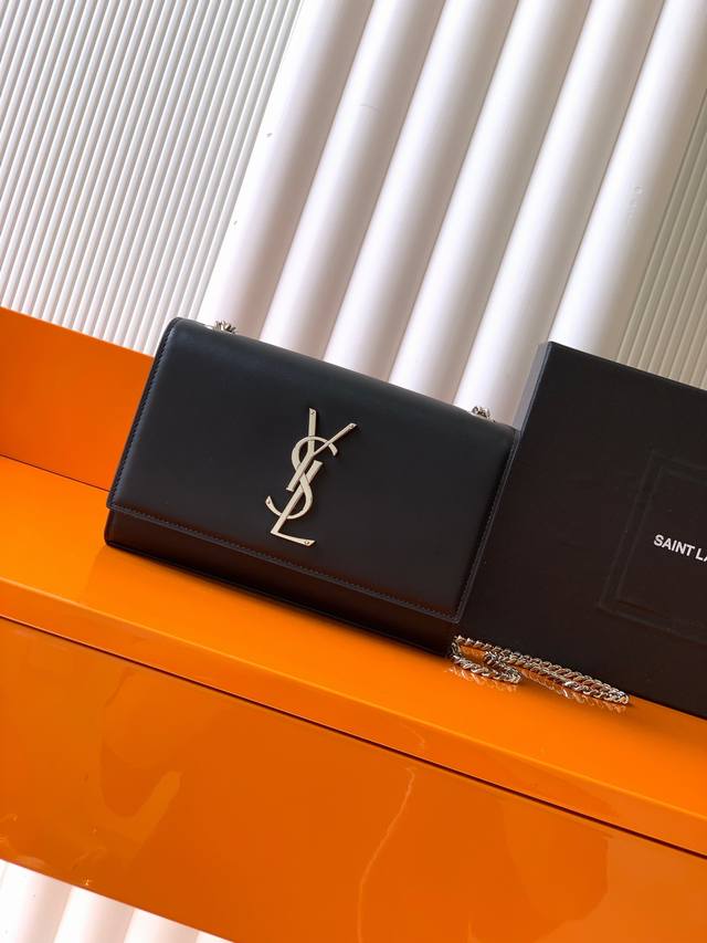 P 独家背景 克平纹 银 Kate 最经典的款式最实用的尺寸，这个系列最核心的设计便是Y家 Logo，当年Yves Saint Laurent先生邀请海报艺术家