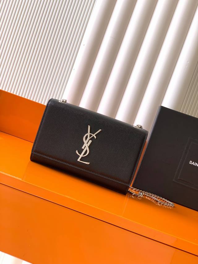 P 独家背景 克球纹 银 Kate 最经典的款式最实用的尺寸，这个系列最核心的设计便是Y家 Logo，当年Yves Saint Laurent先生邀请海报艺术家