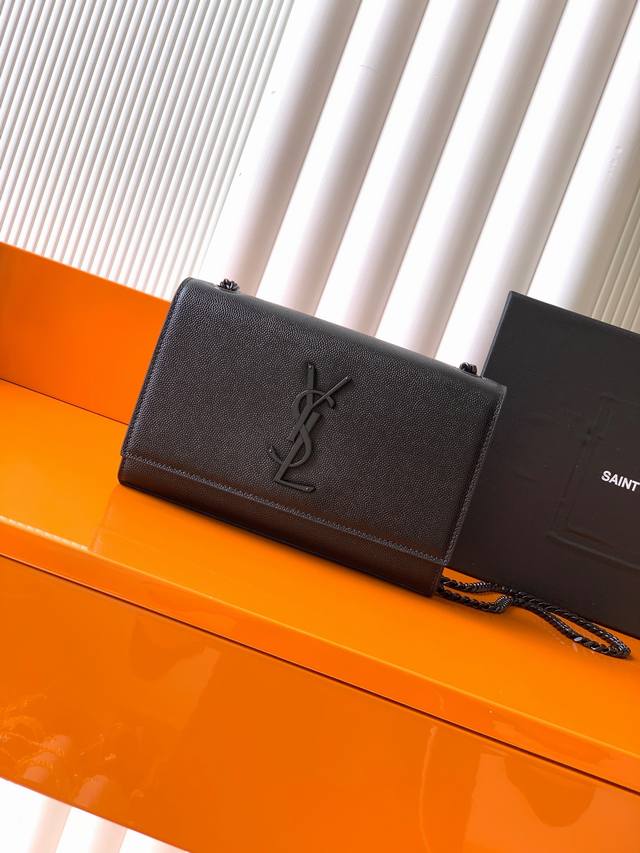 P 独家背景 克球纹 枪 Kate 最经典的款式最实用的尺寸，这个系列最核心的设计便是Y家 Logo，当年Yves Saint Laurent先生邀请海报艺术家