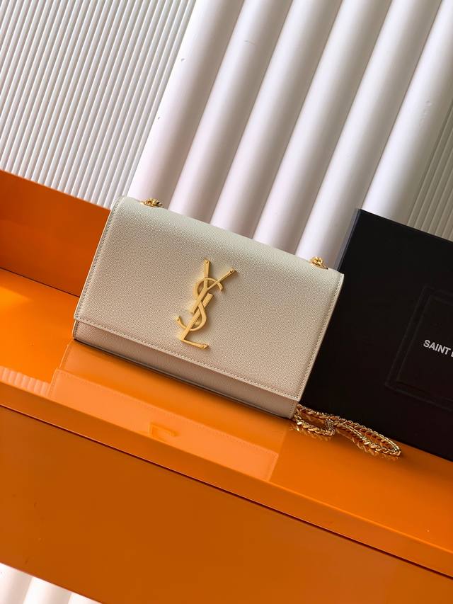 P 独家背景 白球纹 金 Kate 最经典的款式最实用的尺寸，这个系列最核心的设计便是Y家 Logo，当年Yves Saint Laurent先生邀请海报艺术家