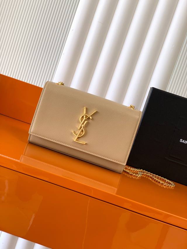 P 独家背景 杏球纹 金 Kate 最经典的款式最实用的尺寸，这个系列最核心的设计便是Y家 Logo，当年Yves Saint Laurent先生邀请海报艺术家