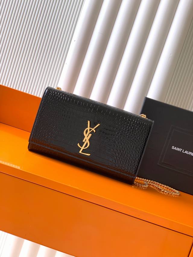 P 独家背景 克鳄纹 金 Y家最经典的款式Kate链条斜挎包！每个女孩衣柜都必备一个的百搭款式！高质量原厂鳄鱼纹、耐磨耐刮，不用特意精心爱护相信我Kate绝对是