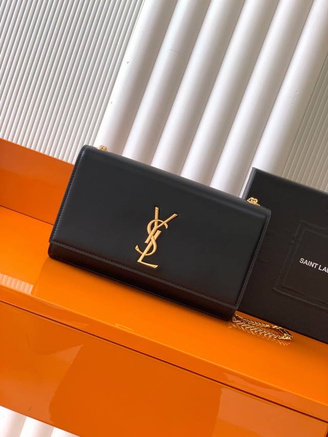 P 独家背景 克平纹 金 Y家最经典的款式Kate链条斜挎包！每个女孩衣柜都必备一个的百搭款式！高质量原厂南非平纹牛皮，耐磨耐刮，不用特意精心爱护相信我Kate