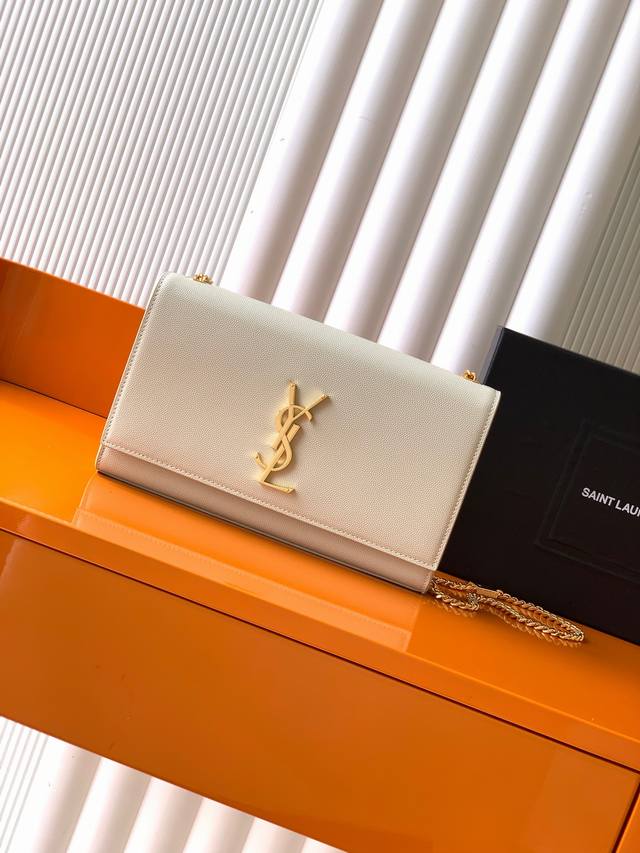 P 独家背景 白球纹 金 Y家最经典的款式Kate链条斜挎包！每个女孩衣柜都必备一个的百搭款式！高质量原厂南非牛皮，耐磨耐刮，不用特意精心爱护相信我Kate绝对