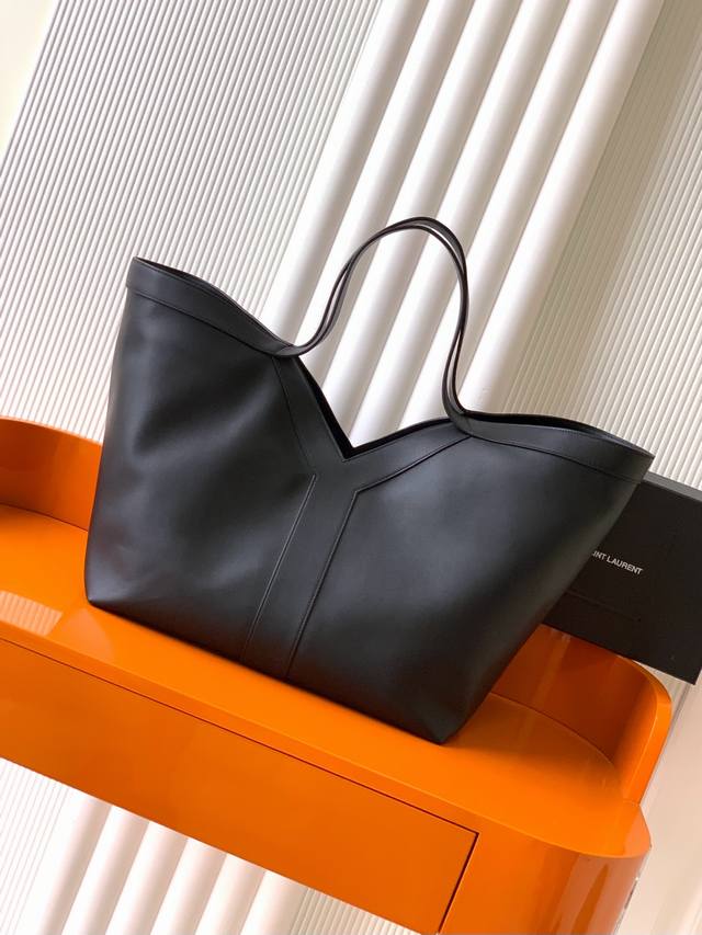 P 独家背景 黑平纹 古金 Y家新款精细粒面皮革托特包！同色系绒面革全衬里设计~饰以自品牌历史典藏汲取灵感的精美Y字母标志_购物包轻盈容量大！设有一个内部拉链袋