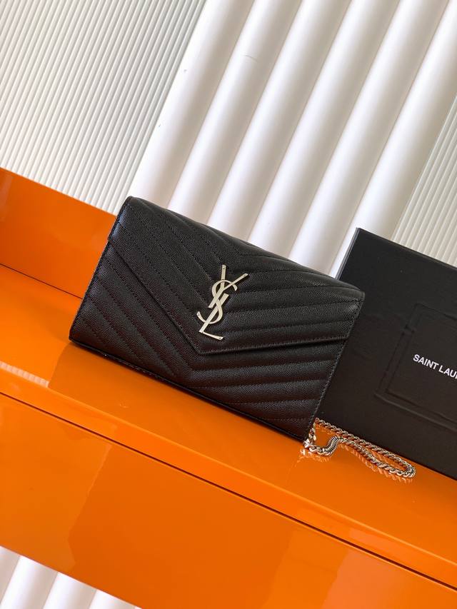 P 独家背景 克球纹 银 Monogram鱼子酱纹路原厂皮版本信封包超级实用的一款小包,最经典的款式100%原厂牛皮配上精细手工制作;定制金属Y家Logo彰显个 P 独家背景 克球纹 银 Monogram鱼子酱纹路原厂皮版本信封包超级实用的一款小包,最经典的款式100%原厂牛皮配上精细手工制作;定制金属Y家Logo彰显个