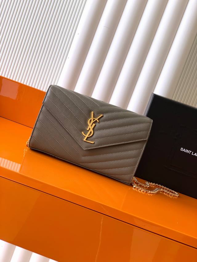 P 独家背景 浅灰球纹 金 Monogram鱼子酱纹路原厂皮版本信封包超级实用的一款小包，最经典的款式100%原厂牛皮配上精细手工制作；定制金属Y家Logo彰显