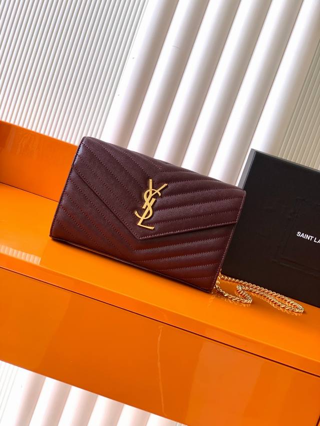 P 独家背景 枣红球纹 金 Monogram鱼子酱纹路原厂皮版本信封包超级实用的一款小包，最经典的款式100%原厂牛皮配上精细手工制作；定制金属Y家Logo彰显