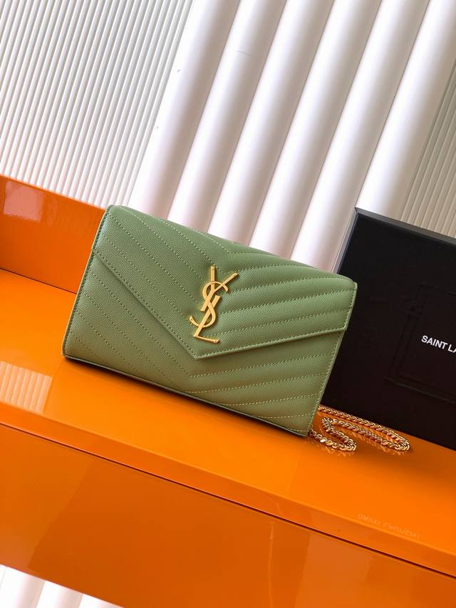 P 独家背景 果绿球纹 金 Monogram鱼子酱纹路原厂皮版本信封包超级实用的一款小包，最经典的款式100%原厂牛皮配上精细手工制作；定制金属Y家Logo彰显