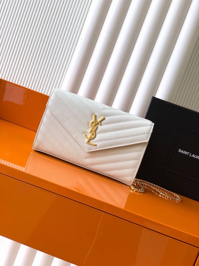 P 独家背景 白球纹 金 Monogram鱼子酱纹路原厂皮版本信封包超级实用的一款小包，最经典的款式100%原厂牛皮配上精细手工制作；定制金属Y家Logo彰显个