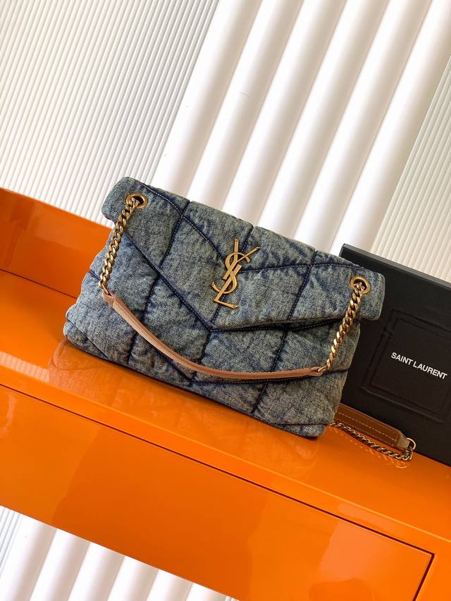 P 独家背景 牛仔布 金 Loulou Puffer 中号绗缝小羊皮包，原厂正品皮制作，手感柔软细腻，犹如怀抱云朵般的感受经典的Y家Logo、链条及扣眼五金均采