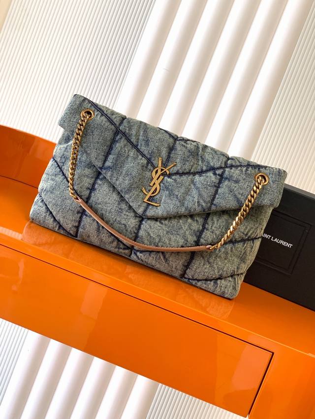 P 独家背景 牛仔布 金 Loulou Puffer 牛仔布纹大号绗缝包，极致牛仔水洗工艺，手感柔软舒适，犹如怀抱云朵般的感受经典的Y家Logo、链条及扣眼五金