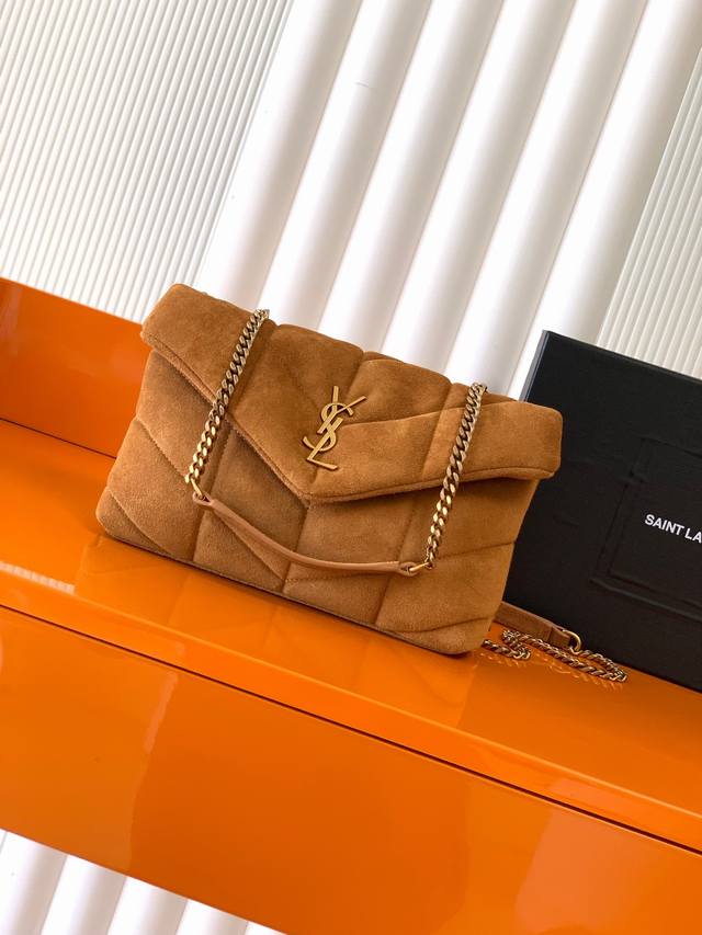 P 独家背景 棕磨砂皮 金 Loulou Puffer Mini_迷你号双链条包来袭！整包采用柔软的意大利麂皮制作，搭配Y家斜条纹绗缝工艺，拥有柔和质地的前翻盖