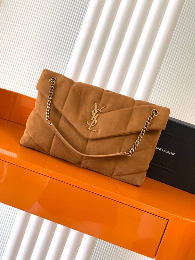 P 独家背景 棕磨砂皮 金 Loulou Puffer New 品麂皮磨砂焦糖棕来袭手感柔软细腻，随便你蹂躏哪怕再邋遢也不怕变形，内部有一个拉链袋，罗缎衬里，自