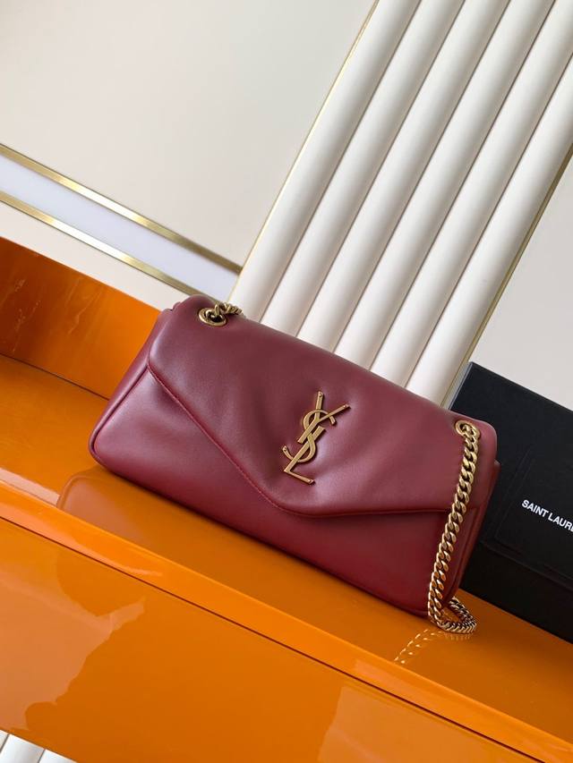 P 独家背景 枣红羊皮 古金 Calypso_小羊皮链条包 进口意大利小羊皮制作，手感柔软细腻，经典的Y家Logo、链条及扣眼五金均采用巴金哑光五金，包袋开口处