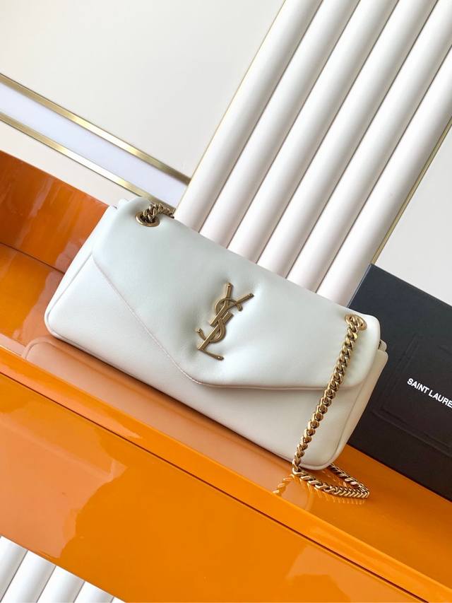 P 独家背景 白羊皮 古金 Calypso_小羊皮链条包 进口意大利小羊皮制作，手感柔软细腻，经典的Y家Logo、链条及扣眼五金均采用巴金哑光五金，包袋开口处折