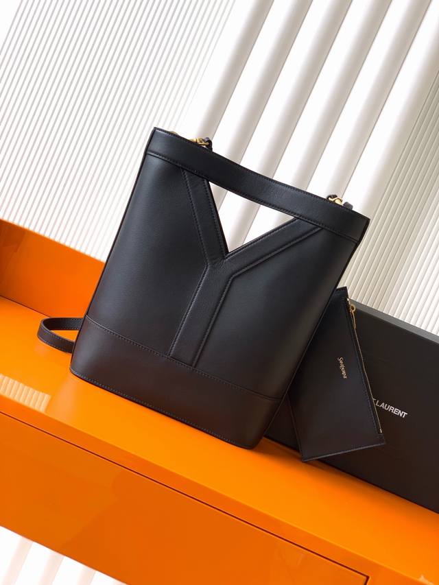 P 独家背景 黑羊皮 金 24Ss 秋冬限定公文包 艺术与个性的独特融合，Y家总是眼光独到，深得时尚顶流的心，Y字牛皮的设计让人眼前一亮，给人一种随性慵懒、充满