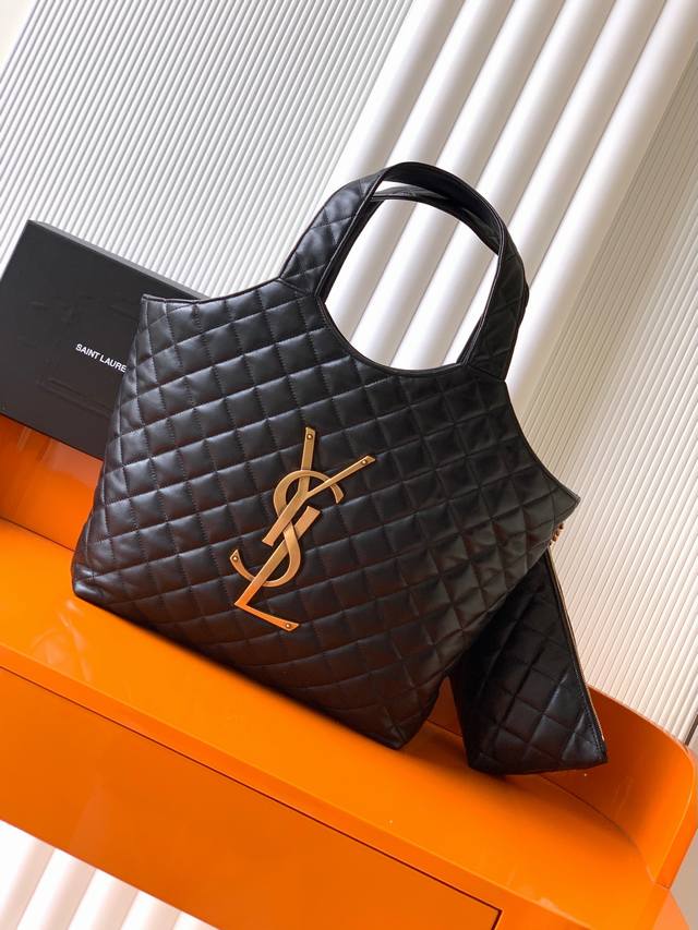 P 独家背景 小号黑羊皮 金 22年新款 Icare托特包购物袋火爆全网的Icare托特包,“自由炙热，舒适惬意，优雅是你，随性也是你” Saint Laure