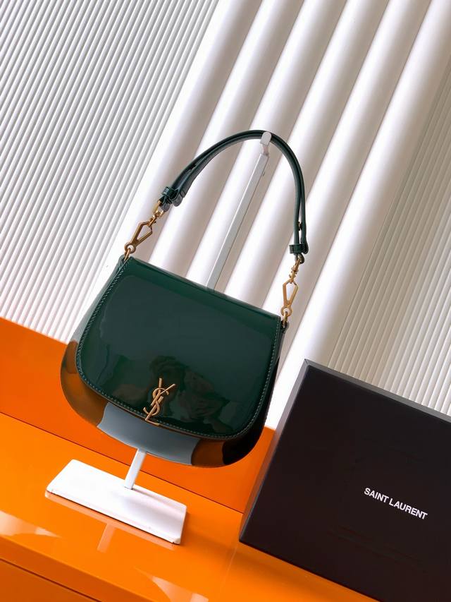 P 独家背景 绿漆皮 金 新款 Voltaire 腋下 马鞍包~乃是时尚界的璀璨新星！这款包将腋下包的时尚与马鞍包的独特形体完美融合，呈现出别具一格的魅力。其C