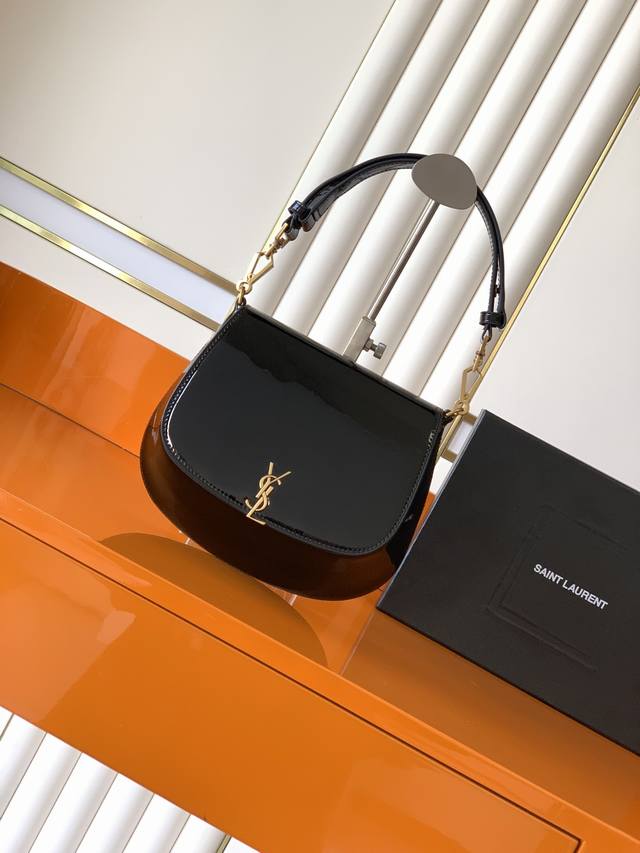 P 独家背景 克漆皮 金 新款 Voltaire 腋下 马鞍包~乃是时尚界的璀璨新星！这款包将腋下包的时尚与马鞍包的独特形体完美融合，呈现出别具一格的魅力。其C