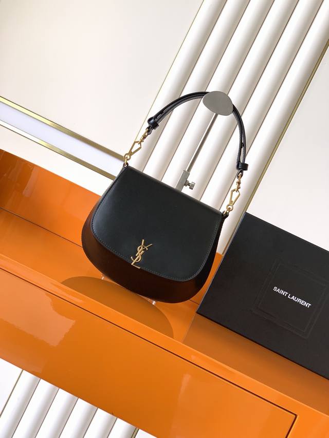 P 独家背景 克牙签纹 金 新款 Voltaire 腋下 马鞍包~乃是时尚界的璀璨新星！这款包将腋下包的时尚与马鞍包的独特形体完美融合，呈现出别具一格的魅力。其