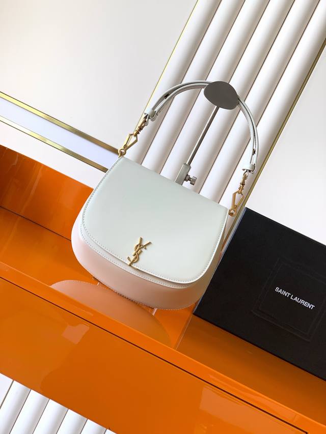 P 独家背景 白牙签纹 金 新款 Voltaire 腋下 马鞍包~乃是时尚界的璀璨新星！这款包将腋下包的时尚与马鞍包的独特形体完美融合，呈现出别具一格的魅力。其