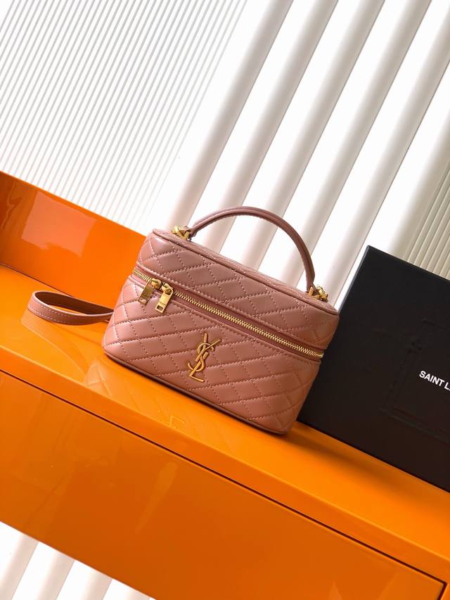 P 独家背景 羊皮粉 金 最新爆款羊皮革肩带手拿包化妆包到货！环绕式拉链手拿包，饰以 和菱形绗缝包缝、羊皮内衬、古铜色配件拉链开合一个卡片槽位、此款多功能单品配