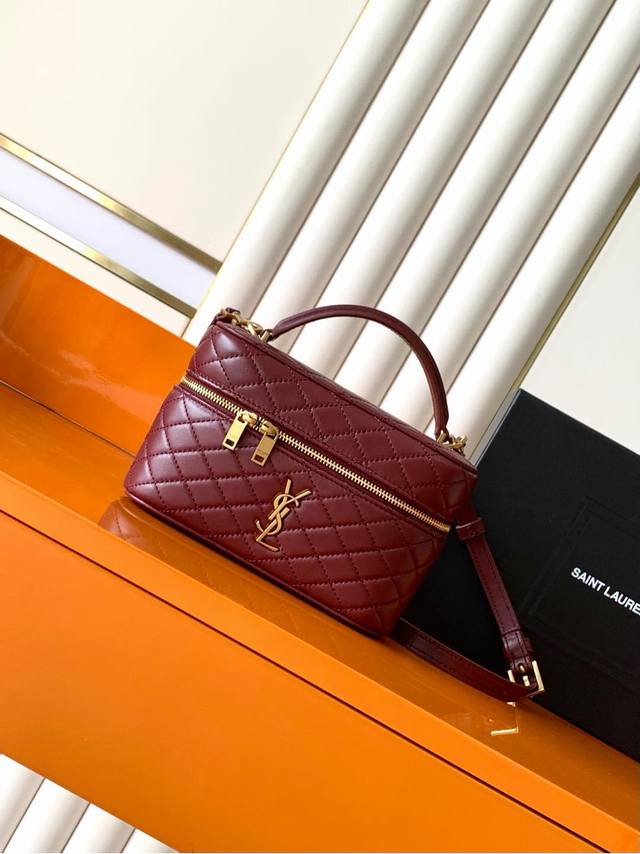 P 独家背景 羊皮枣 金 最新爆款羊皮革肩带手拿包化妆包到货！环绕式拉链手拿包，饰以 和菱形绗缝包缝、羊皮内衬、古铜色配件拉链开合一个卡片槽位、此款多功能单品配