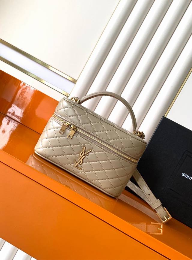 P 独家背景 羊皮杏 金 最新爆款羊皮革肩带手拿包化妆包到货！环绕式拉链手拿包，饰以 和菱形绗缝包缝、羊皮内衬、古铜色配件拉链开合一个卡片槽位、此款多功能单品配