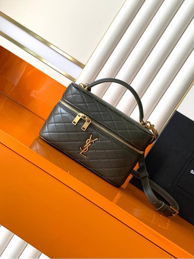 P 独家背景 羊皮绿 金 最新爆款羊皮革肩带手拿包化妆包到货！环绕式拉链手拿包，饰以 和菱形绗缝包缝、羊皮内衬、古铜色配件拉链开合一个卡片槽位、此款多功能单品配