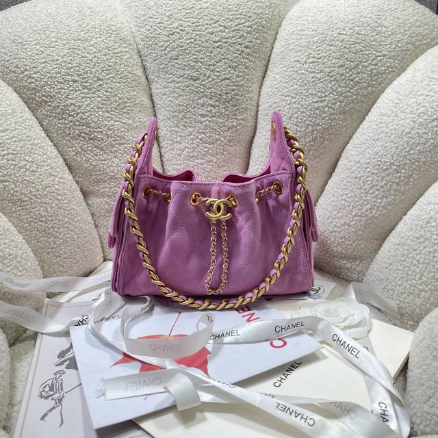 迷你號 5631 Ohanel25A春夏牛仔新款嬉皮 亮面黑金 随性慵懒的包型当之无愧的春夏度假王者了 ！知性优雅大女主典范 不仅仅是美观更是实用主义完全契合当