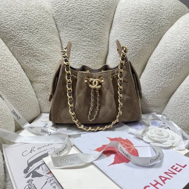 迷你號 5631 咖啡色Ohanel25A春夏牛仔新款嬉皮 亮面黑金 随性慵懒的包型当之无愧的春夏度假王者了 ！知性优雅大女主典范 不仅仅是美观更是实用主义完全