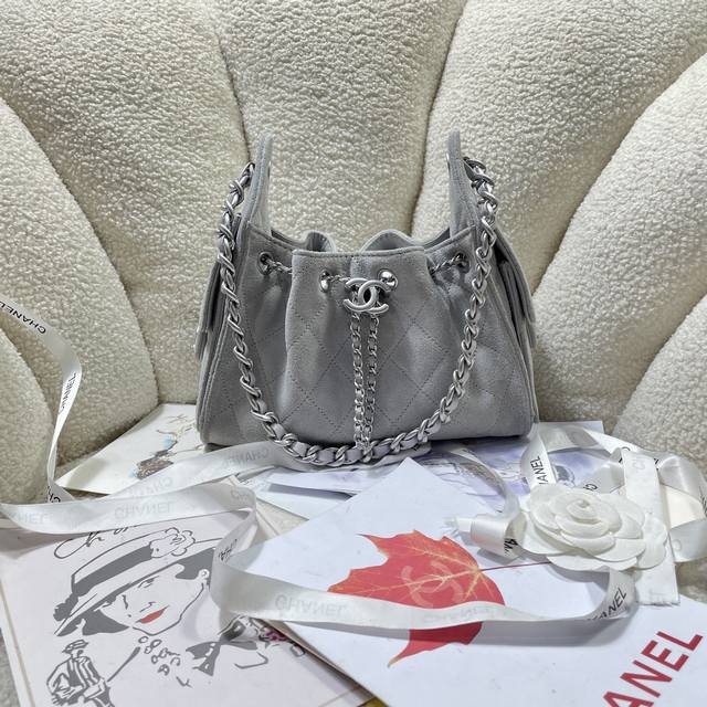 迷你號 5631 浅灰银扣Ohanel25A春夏牛仔新款嬉皮 亮面黑金 随性慵懒的包型当之无愧的春夏度假王者了 ！知性优雅大女主典范 不仅仅是美观更是实用主义完