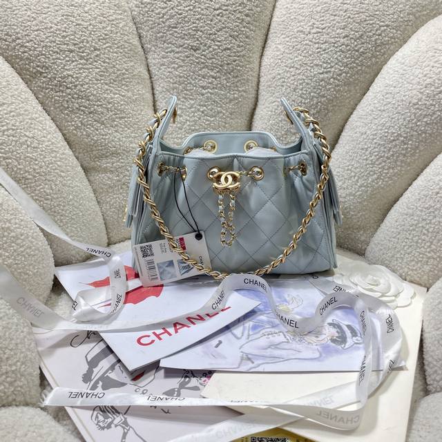 迷你號 5631 浅蓝Ohanel25A春夏牛仔新款嬉皮 亮面黑金 随性慵懒的包型当之无愧的春夏度假王者了 ！知性优雅大女主典范 不仅仅是美观更是实用主义完全契