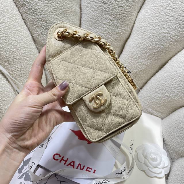 迷你號 5631 杏色Ohanel25A春夏牛仔新款嬉皮 亮面黑金 随性慵懒的包型当之无愧的春夏度假王者了 ！知性优雅大女主典范 不仅仅是美观更是实用主义完全契